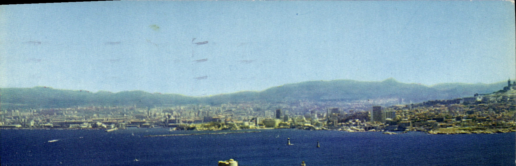 CPM Le Carrefour du Monde Marseille Vue aerienne du Chateau d'If Bateau