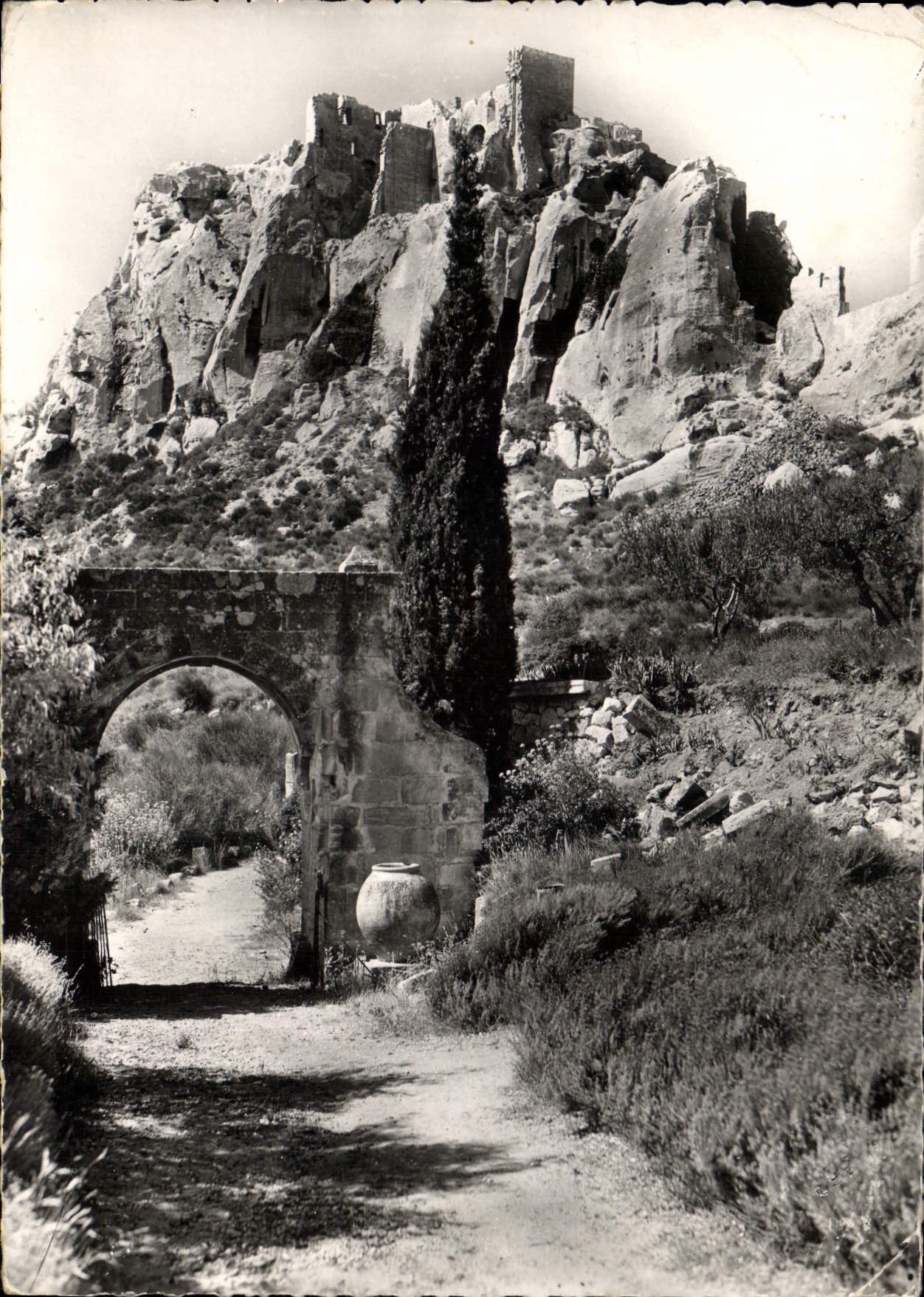 CPM Les Baux de Provence B du Rh Le Donjon feodal Cote Nord Est 