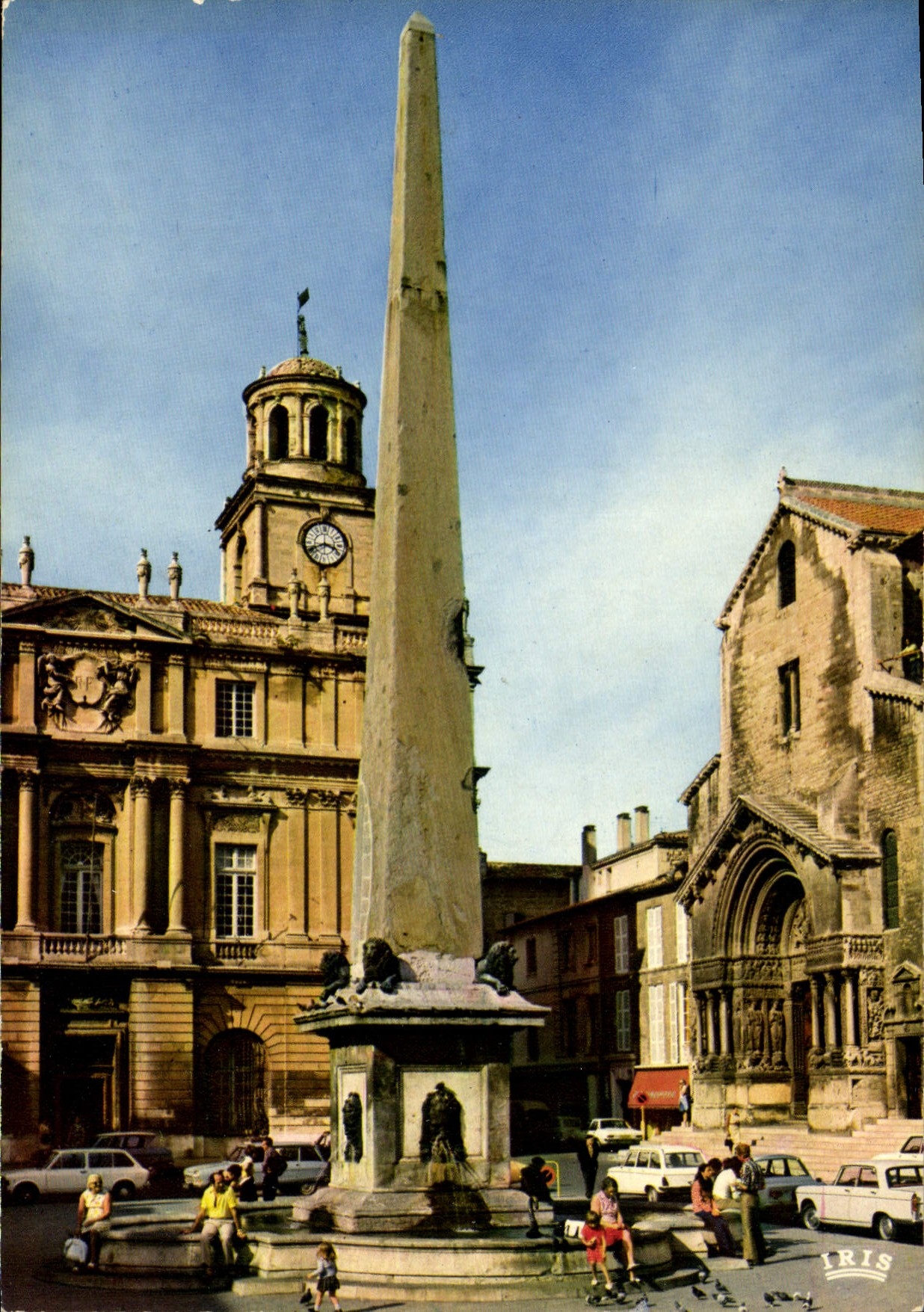 Arles — Place de la République, l'Obélisque Romain, l'Hôtel de Ville — Éditeur IRIS