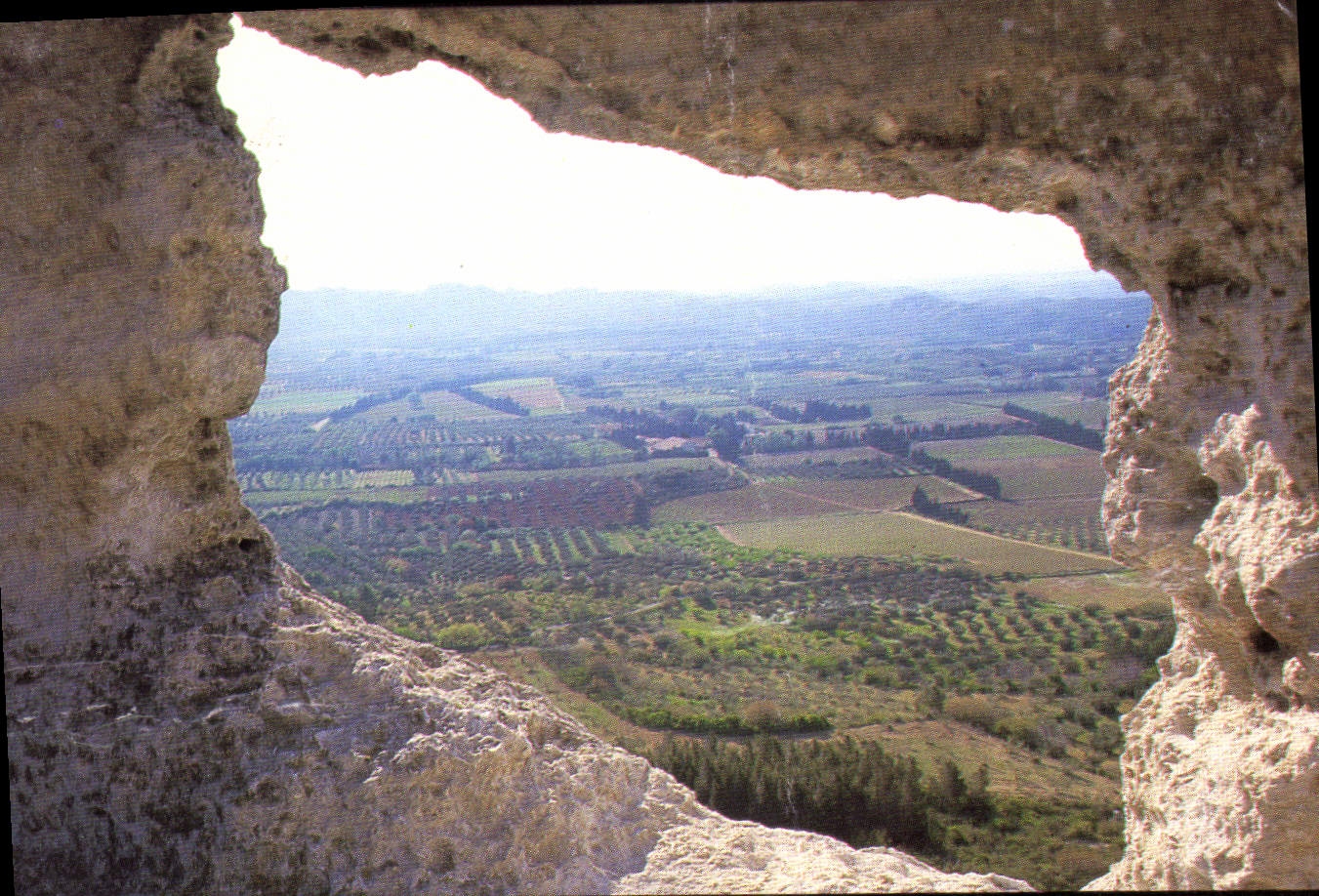 Vue depuis une ouverture de fortification — Les Baux-de-Provence — Photo Rancurel - Aiguemortes