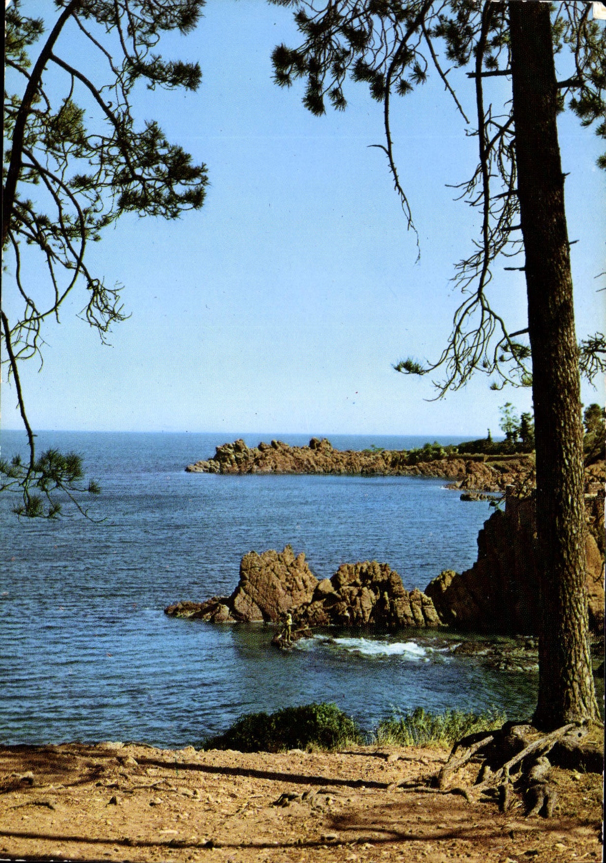 Côte méditerranéenne — rivages rocheux sous un ciel bleu — Éditions de France, n° 22.823