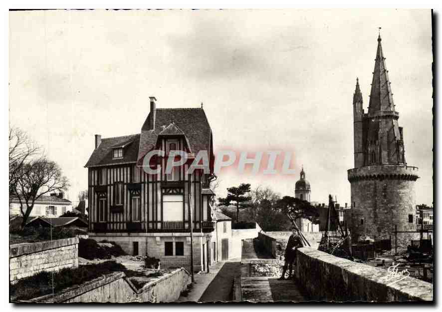 CPM La Rochelle Remparts et tour des 4 Sergents 
