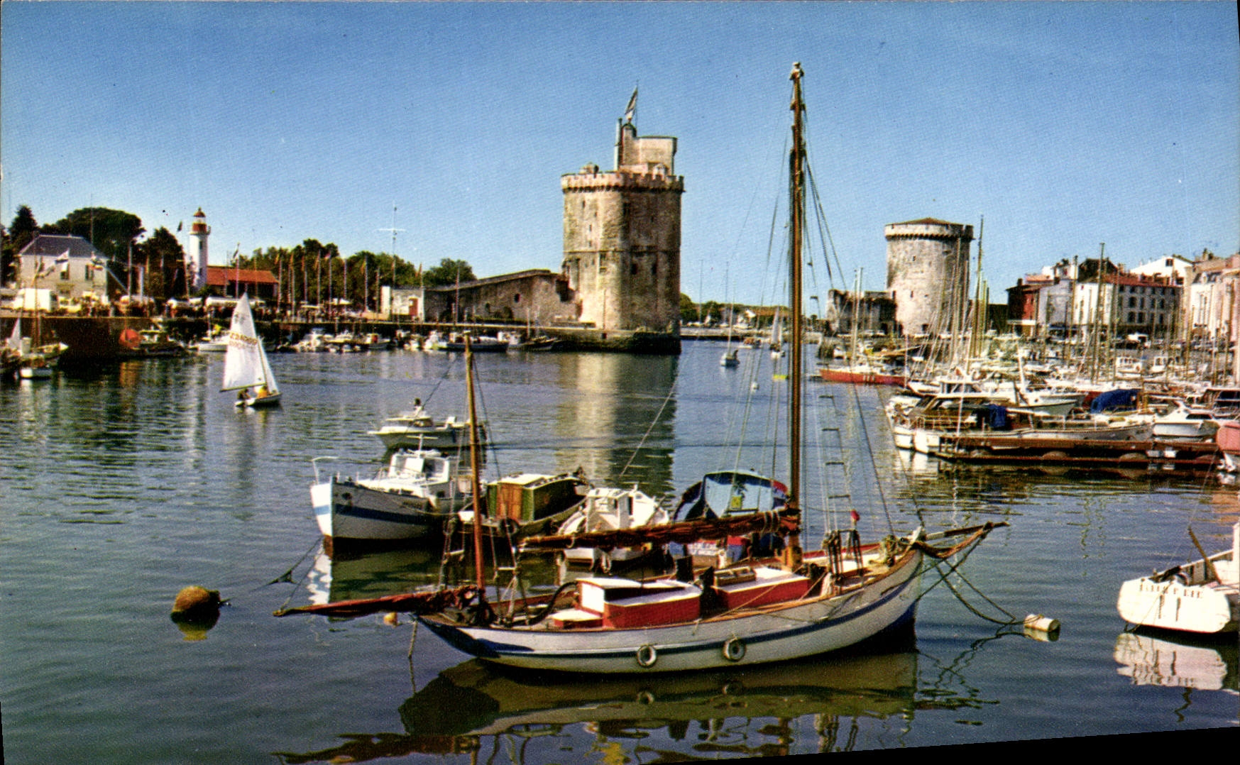 CPM La Rochelle Charente Maritime La tour St Nicolas XIV Bateau de peche