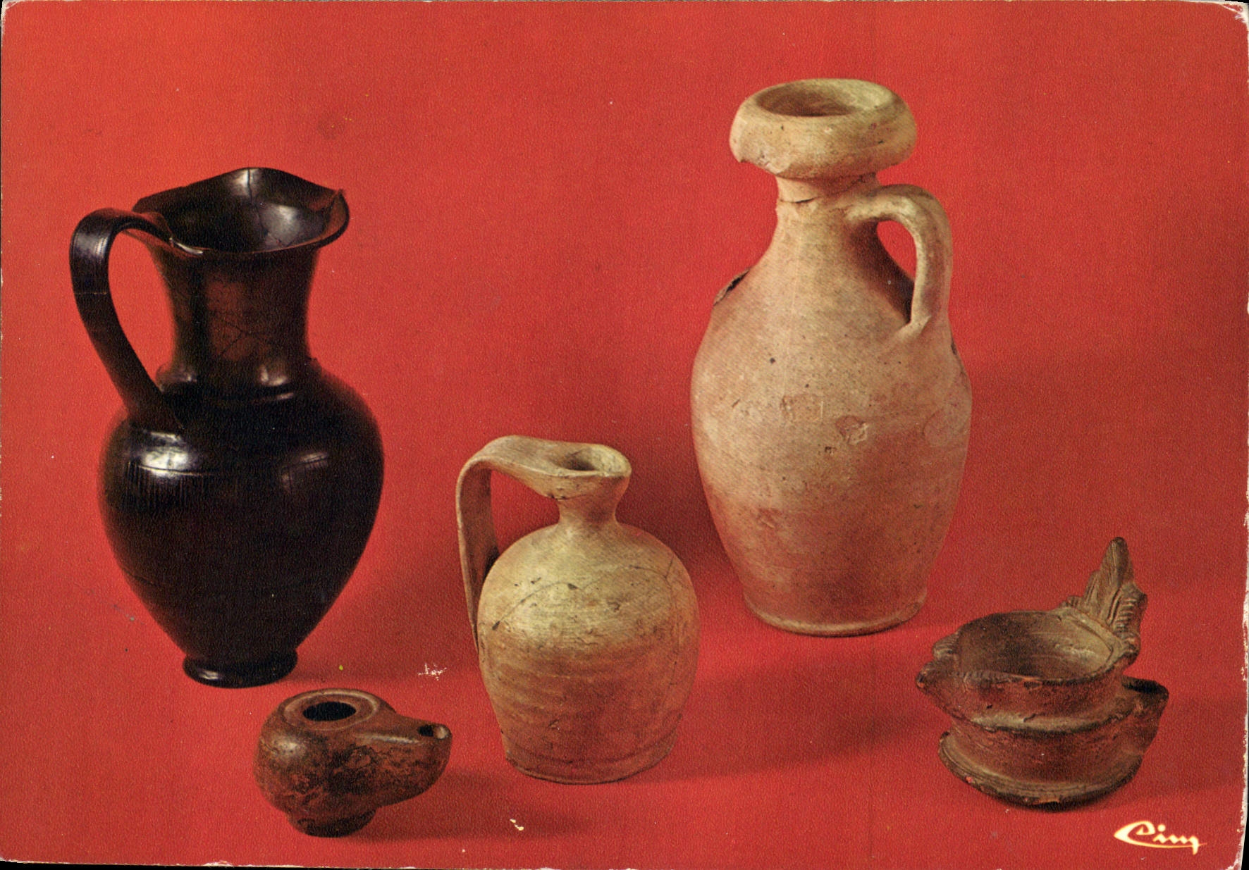 CPM Mont de Marsan Landes Musee Dubalen Vases et lampes a huile de l'epoque gallo romaines 