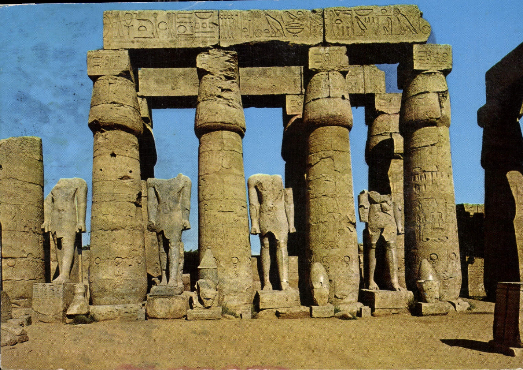 Temple de Louxor — Cour des statues de Ramsès II — Pub. AL AHRAM, n° L. 55