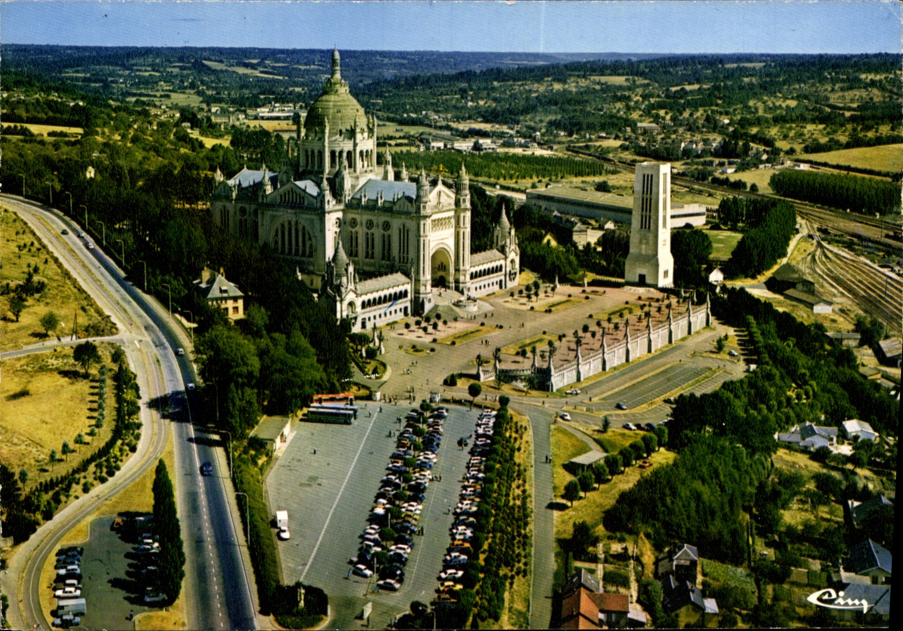 Basilique Sainte-Thérèse d'Alençon — vue aérienne — Combier Imprimeur