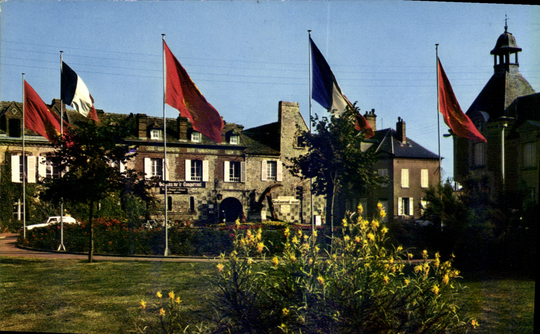 Hôtel de Ville de Confolens — Festival en Août — éditeur Artaud, n° HN 36