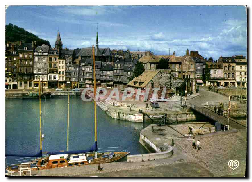 CPM Honfleur Calvados Le Quai Ste Catherine et la Lieutenance 