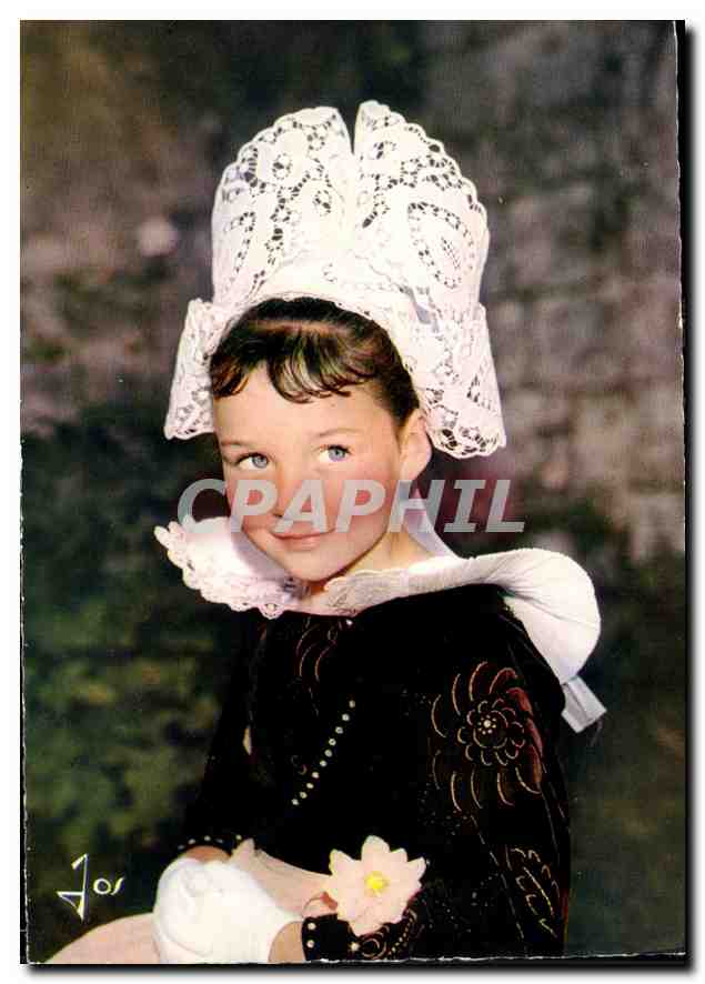CPM La Bretagne en Couleurs Fillette portant la coiffe et la collerette de Benodel Fouesnant Folklor