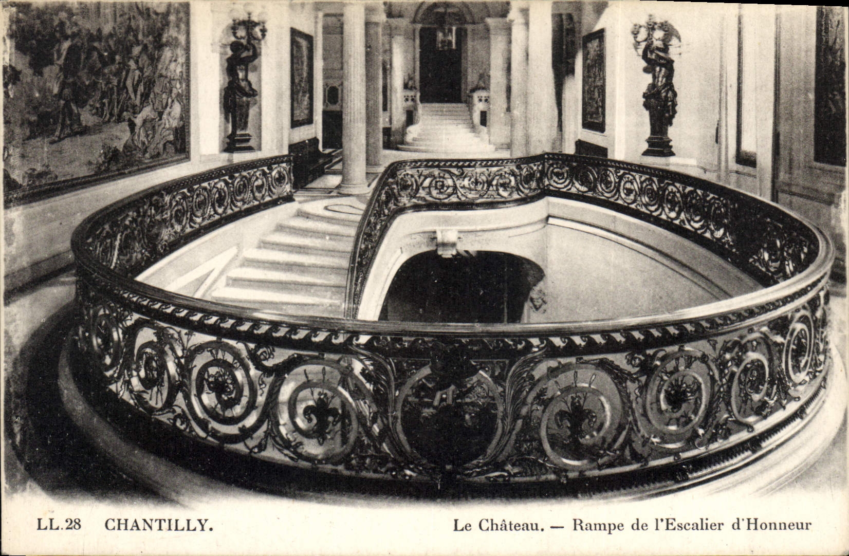 CPA Chantilly Le Chateau Rampe de l'Escalier d'Honneur 