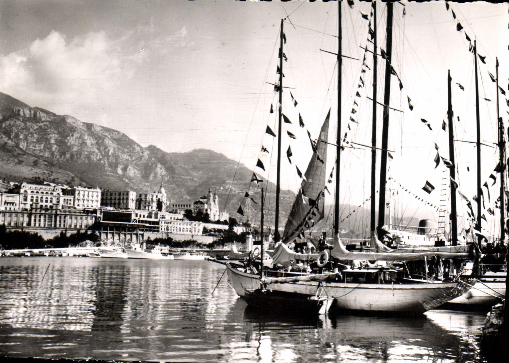 Monte-Carlo — Port avec yachts décorés — Couronne du Blason Méditerranée