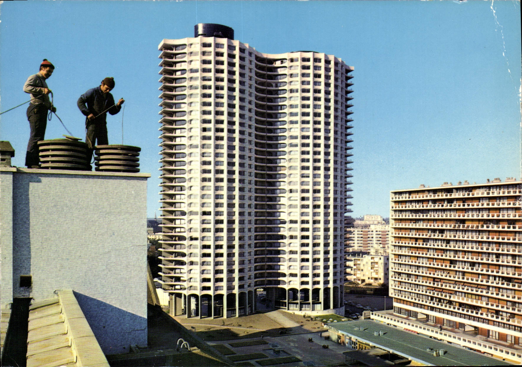 Rennes (nom breton Roazhon) — Centre Commercial et les Tours des Horizons — Éditions de Bretagne