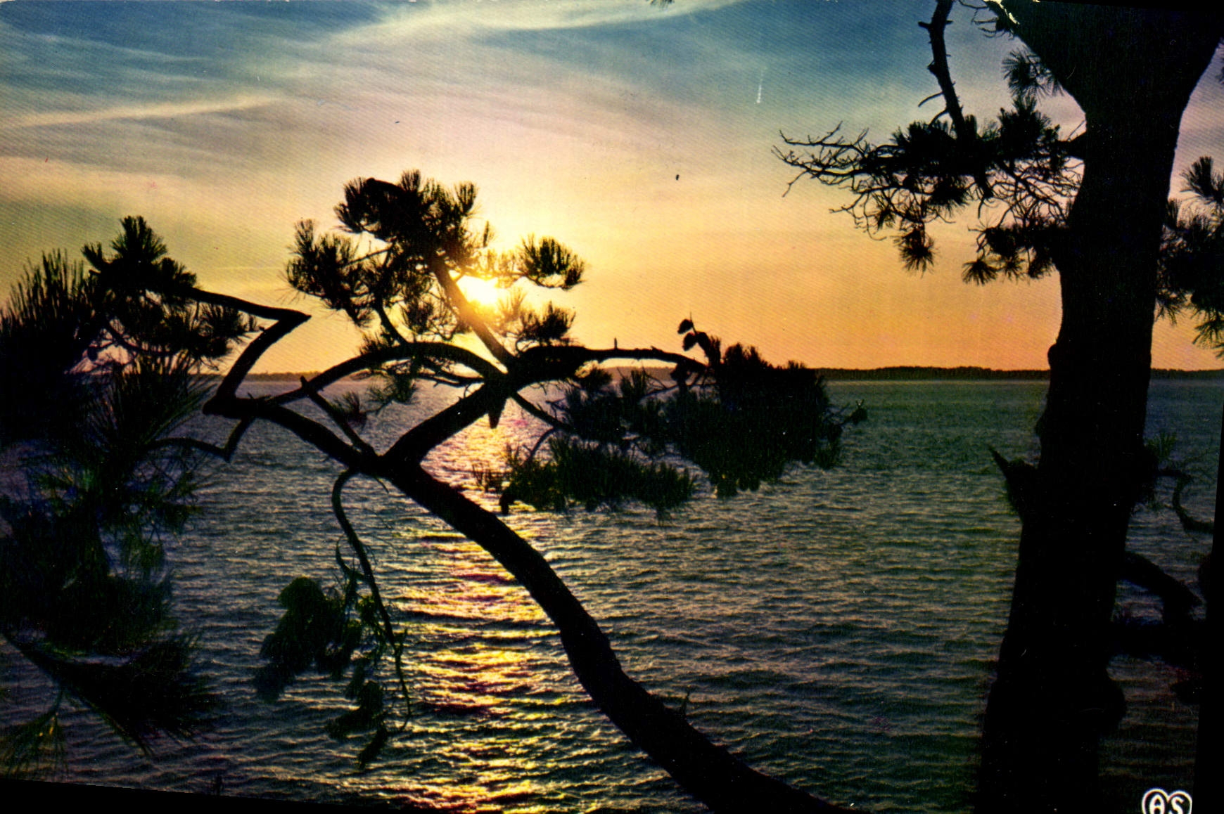 Coucher de soleil sur lac — vue de Piltbou — éditeur AS