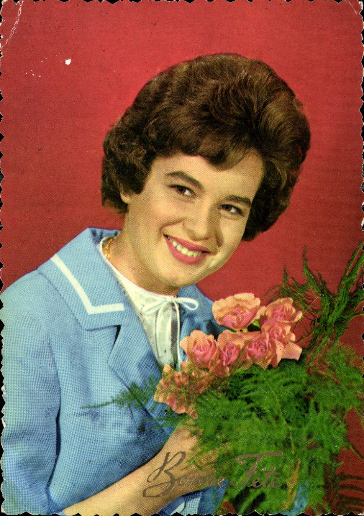 Jeune femme souriante — avec bouquet de roses — éditeur CPAPHIL, n° P 4451