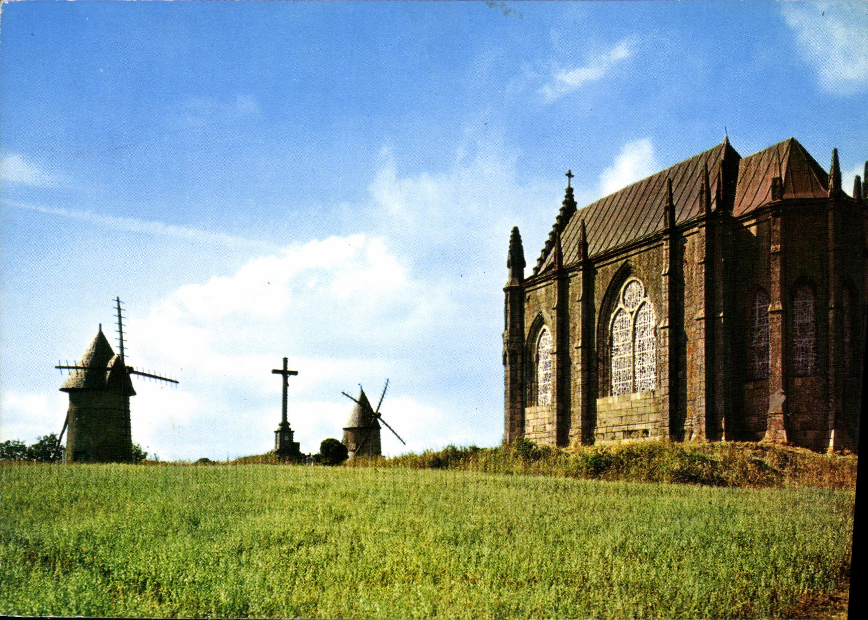 CPA Le Mont des Alouettes pres les Herbiers Vendee Vieux moulins encadrant la Chapelle jouerent un r