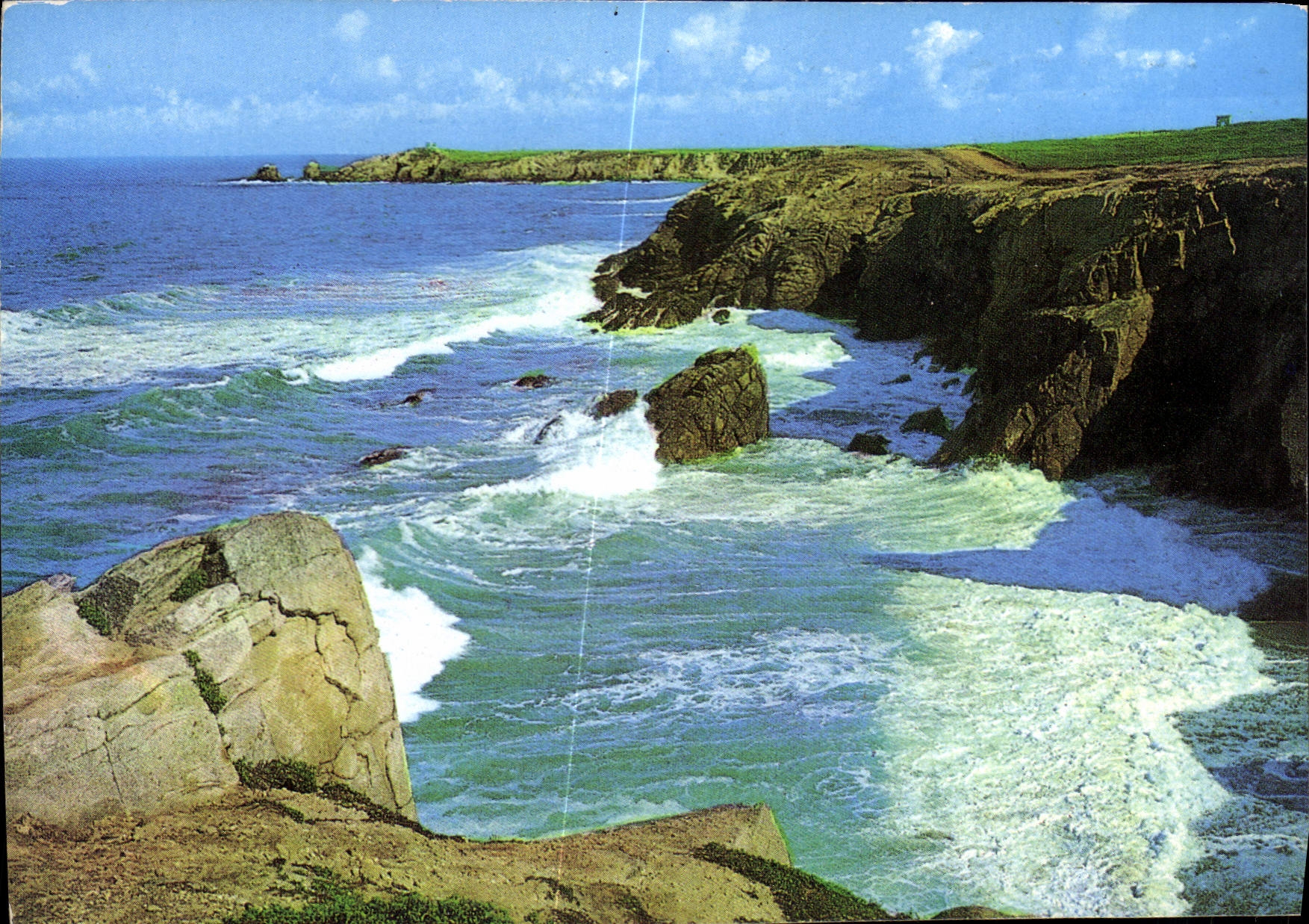 Côte rocheuse — vagues et falaises — Les Éditions du Gablier