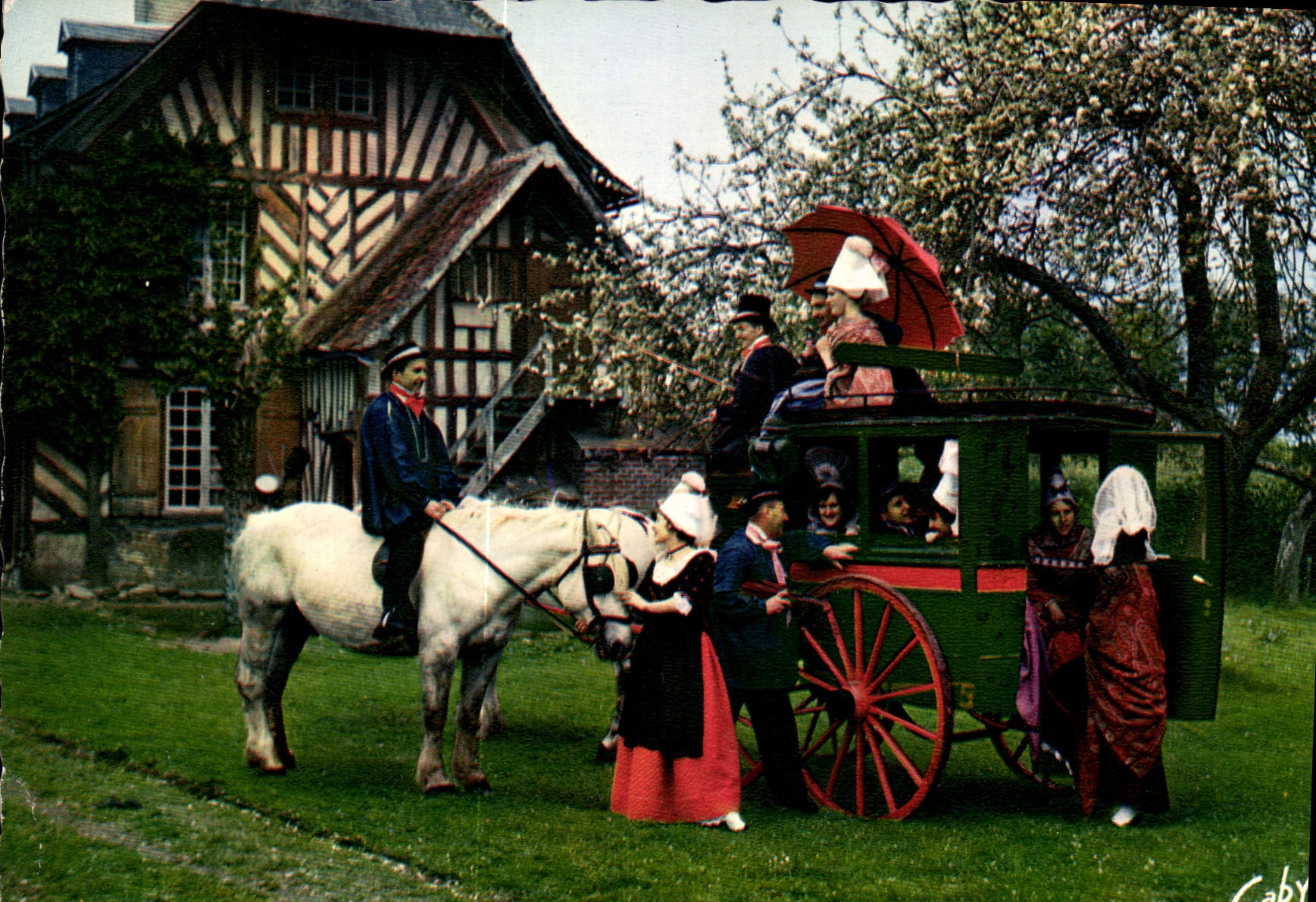 Halle sous les pommiers à Bonnebosq — Costumes y Sombreros del Pays d'Auge — Grupo Folclórico del Tournai de la Duquesa de Normandía — Equipaje del siglo XIX — Ediciones Gaby