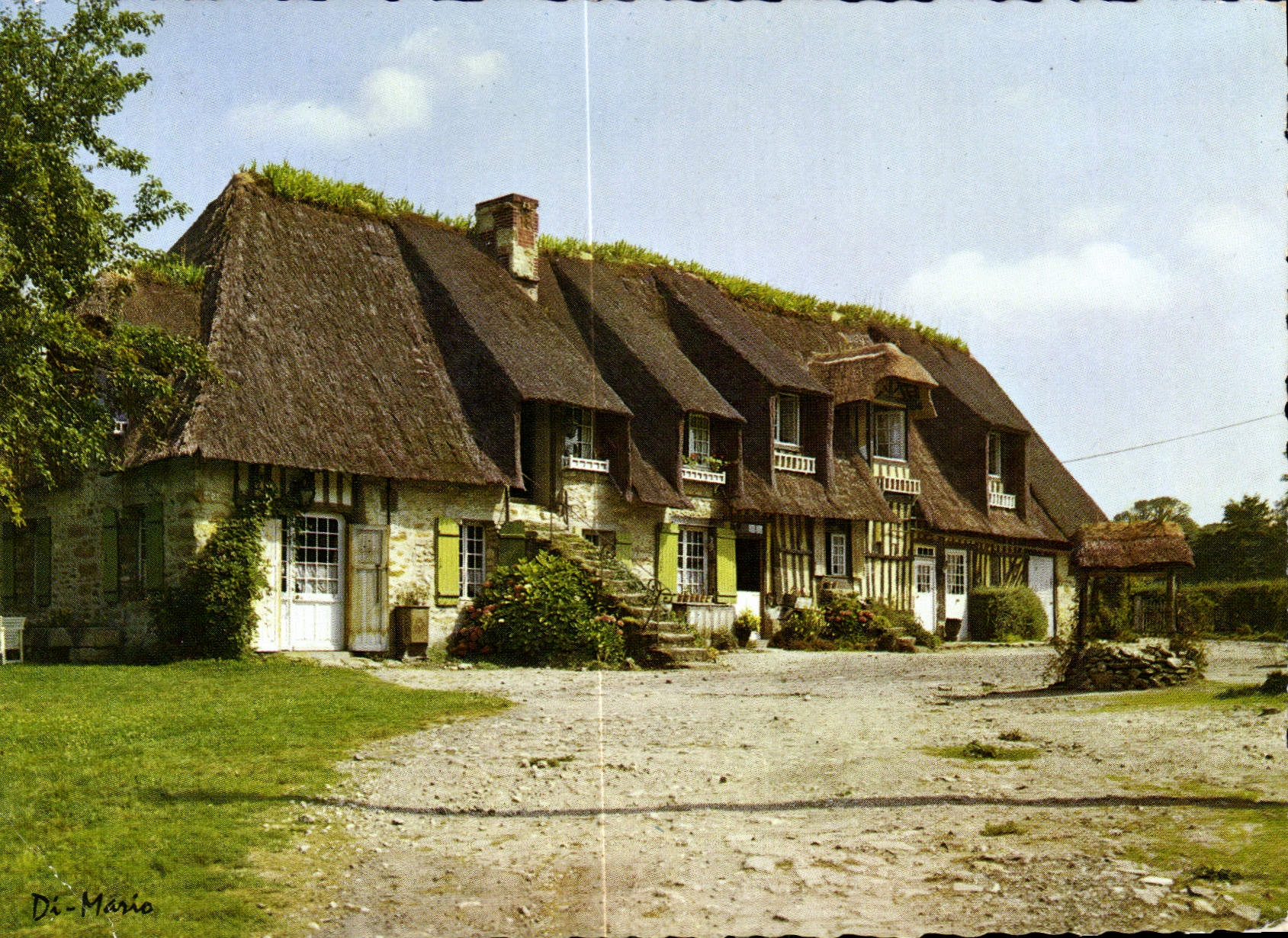 CPA Charme et Beaute de la Normandie Chaumiere Normande 