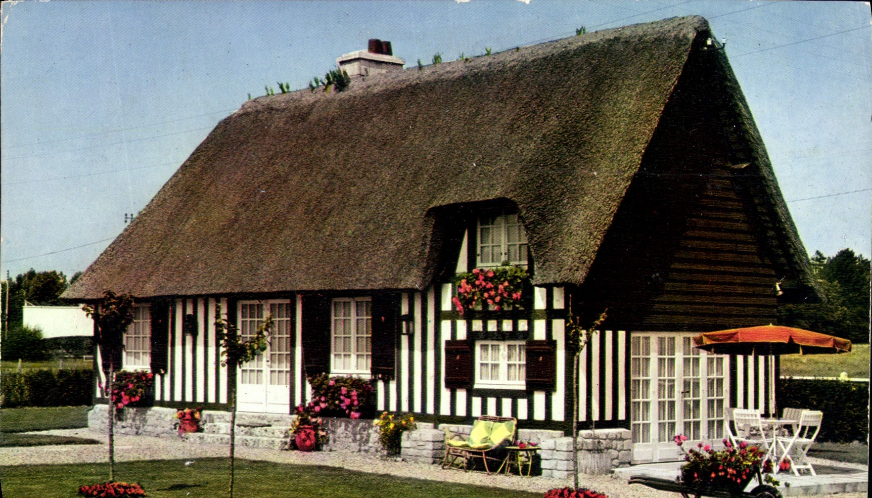 CPM La Luxuriante Normandie Maison Normande au toit de Chaume 