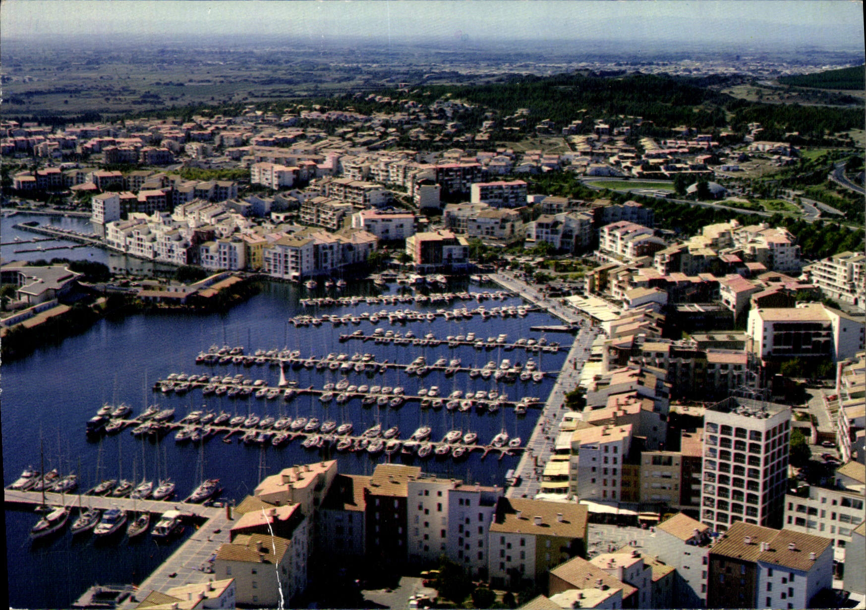 Le Cap d'Agde — Vue panoramique sur le port de plaisance et le quai de Luno, dominé par la tour de la Vigie — Éditions de Larrieu