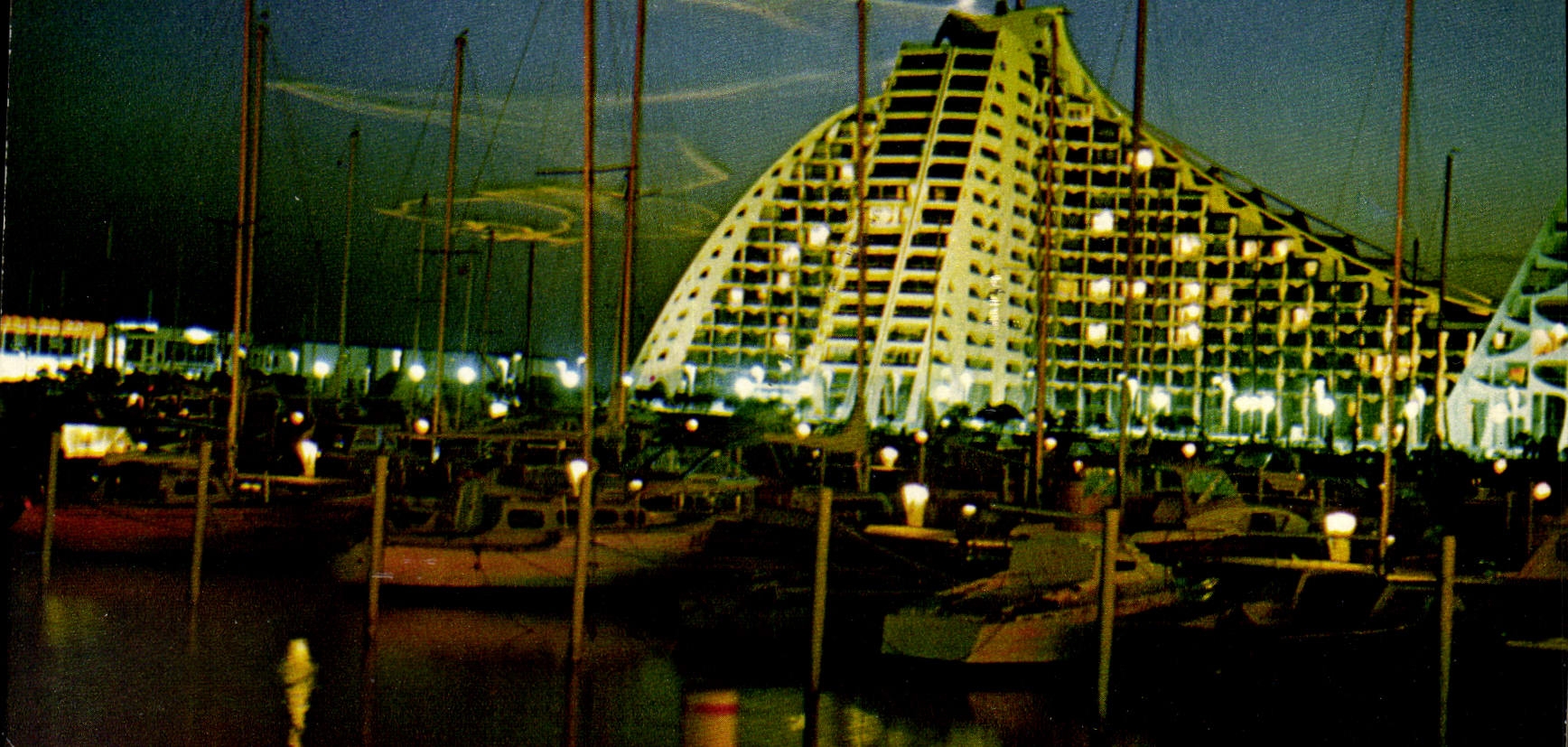 CPM Station du Bas Languedoc La Grande Motte le Port et la Grande Pyramide de nuit 