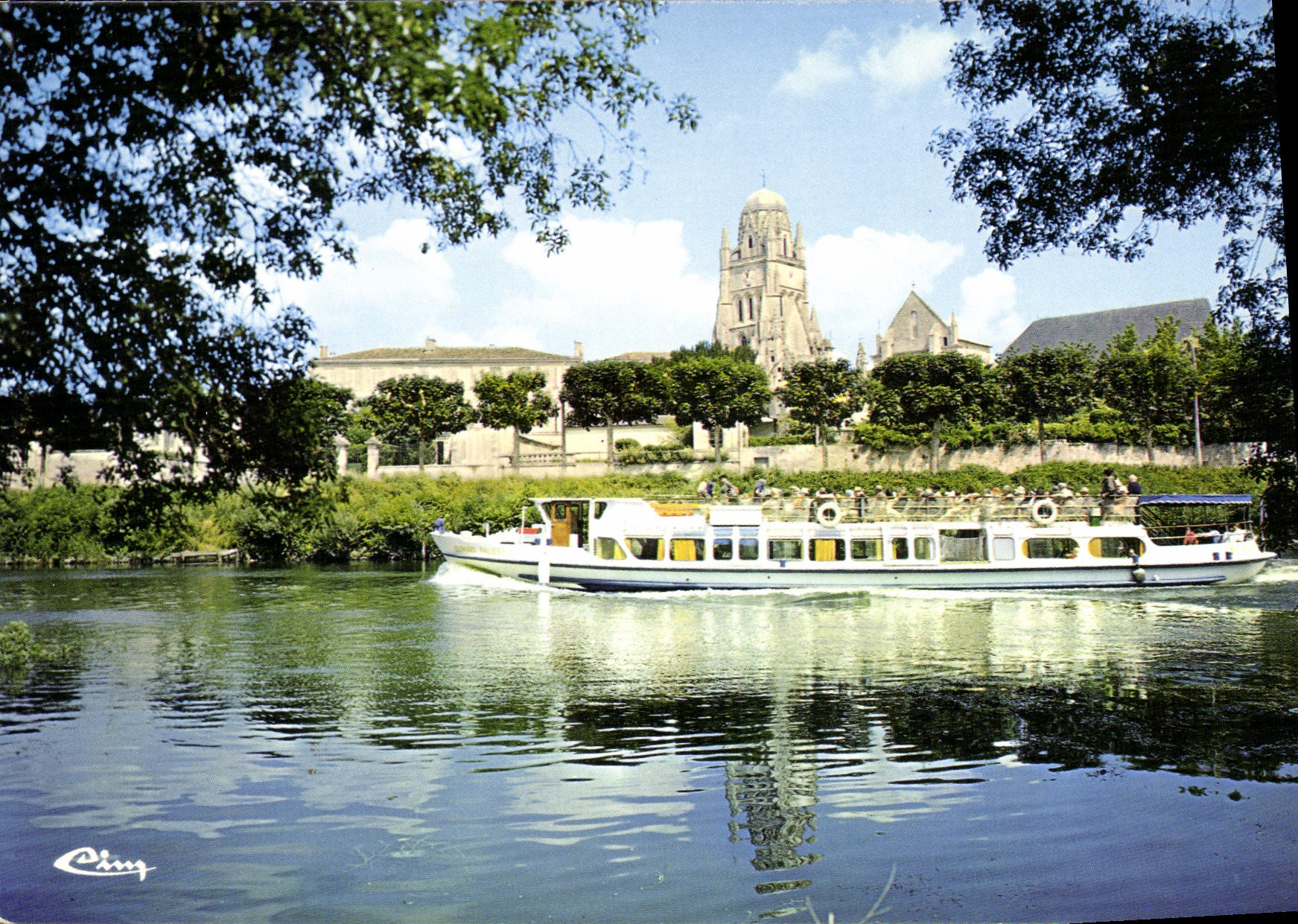 CPM Saintes Char Mar le Bernard Palissy II Passant devant la Cathedrale St Pierre 