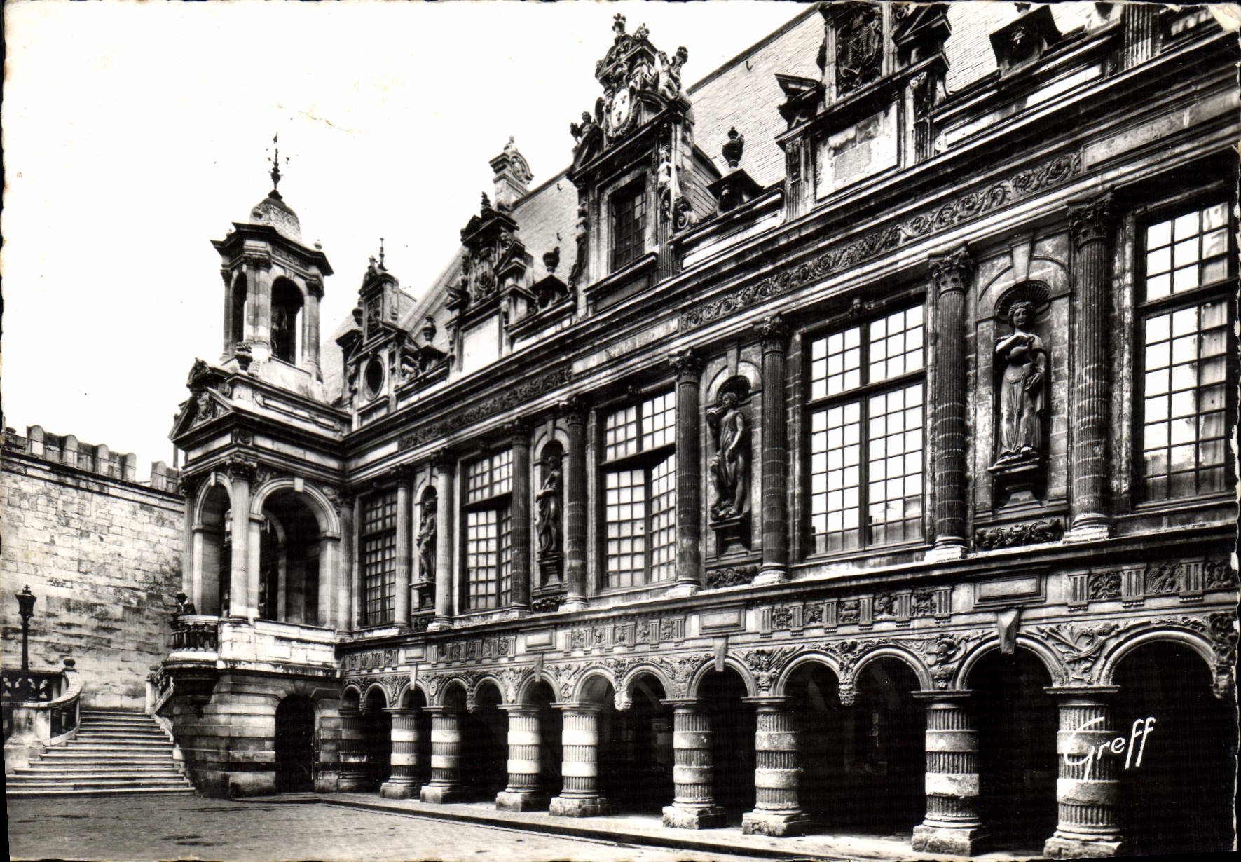 CPM En Aunis la Rochelle Charente Maritime Facade interieure de l'hotel de Ville 