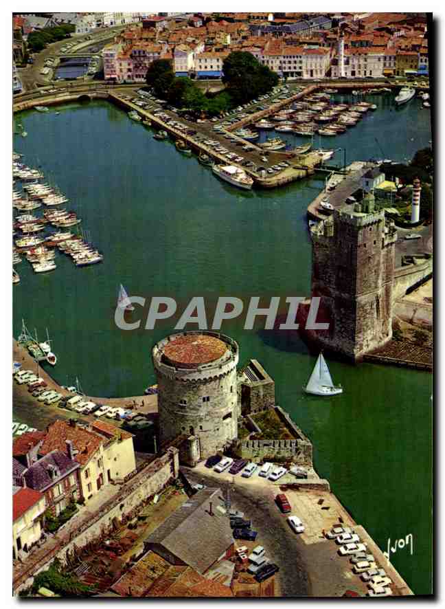 CPM La rochelle Charente Maritime le Port en gros plan les Tours encadrant l'entree du Port 