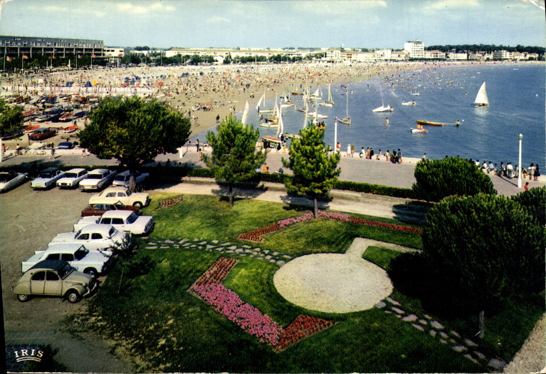 CPM Royan Cote de Beaute la Plage et le Front de Mer vus des jardins du Casino 