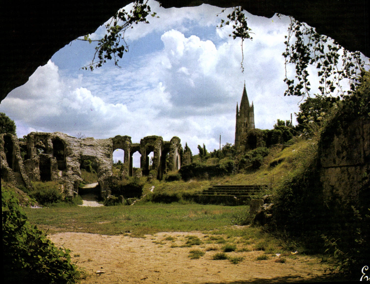 CPM Saintes les Arenes Gallo Romaines 1er et 2eme siecle au Fond l'eglise St Eutrope XI siecle 