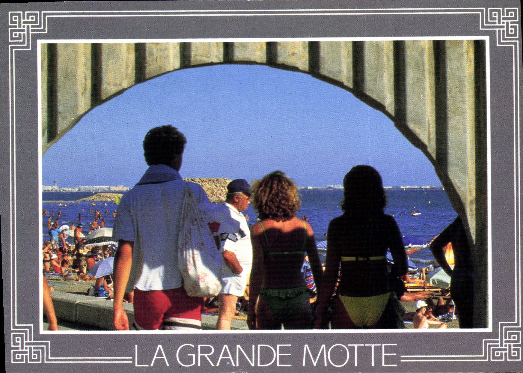 La Grande Motte — vue de la plage depuis un arc — Éditions de la Poste 34980 Saint-Clement-Valence
