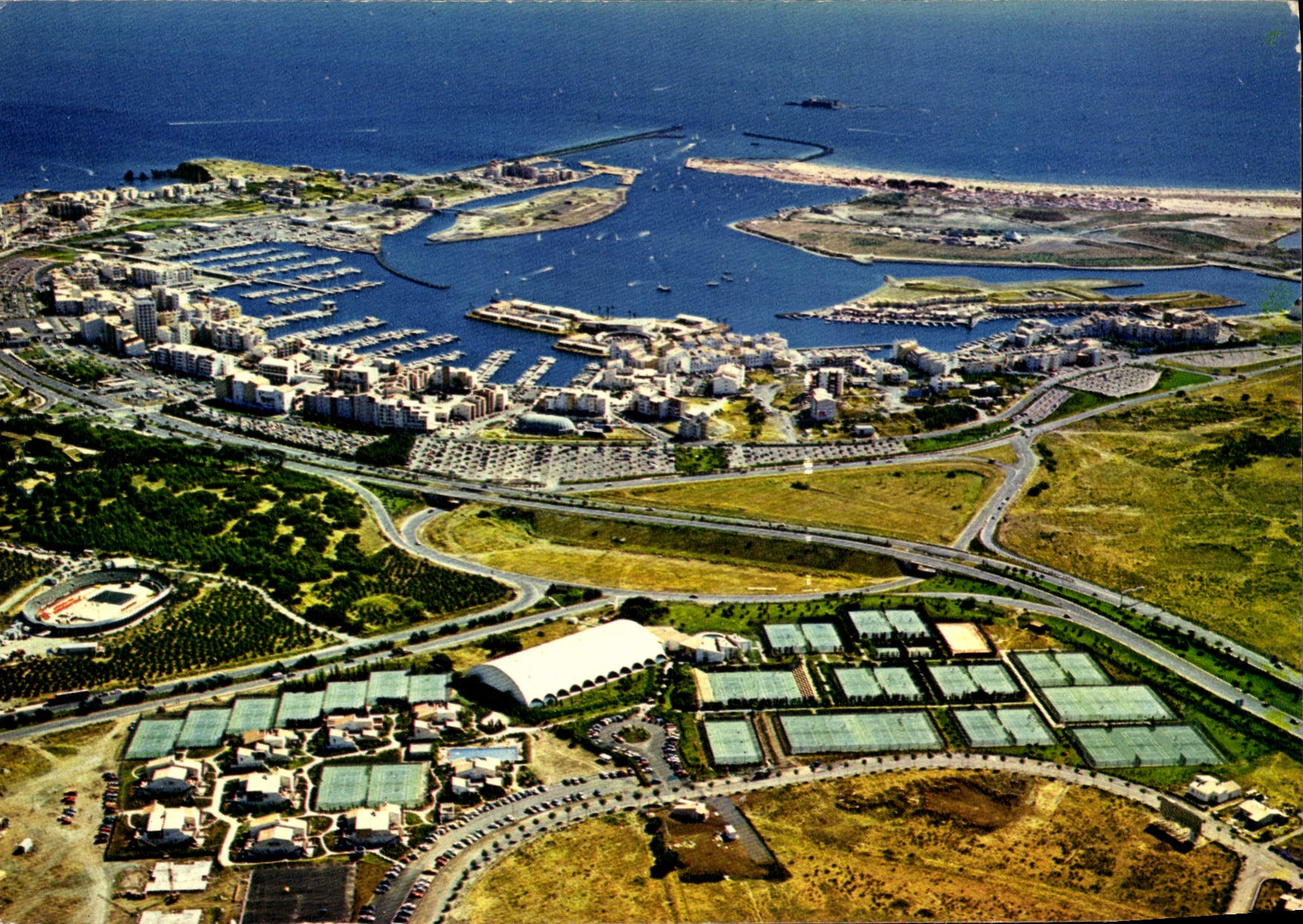 Cap d'Agde — vue aérienne du port et des installations de tennis — Éditions de France