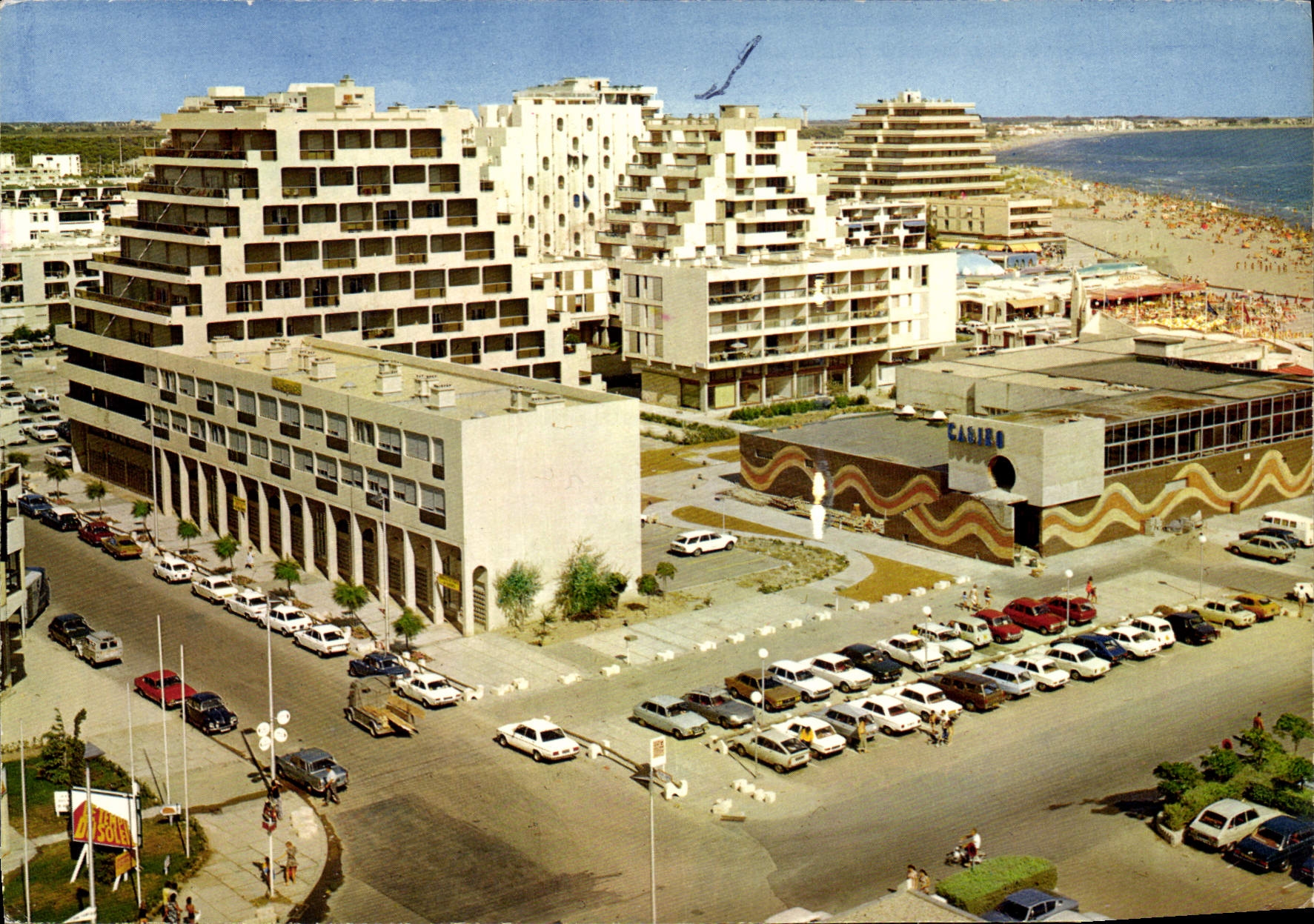 CPM Station du Bas Languedoc le Grande motte le Casino et la Plage 