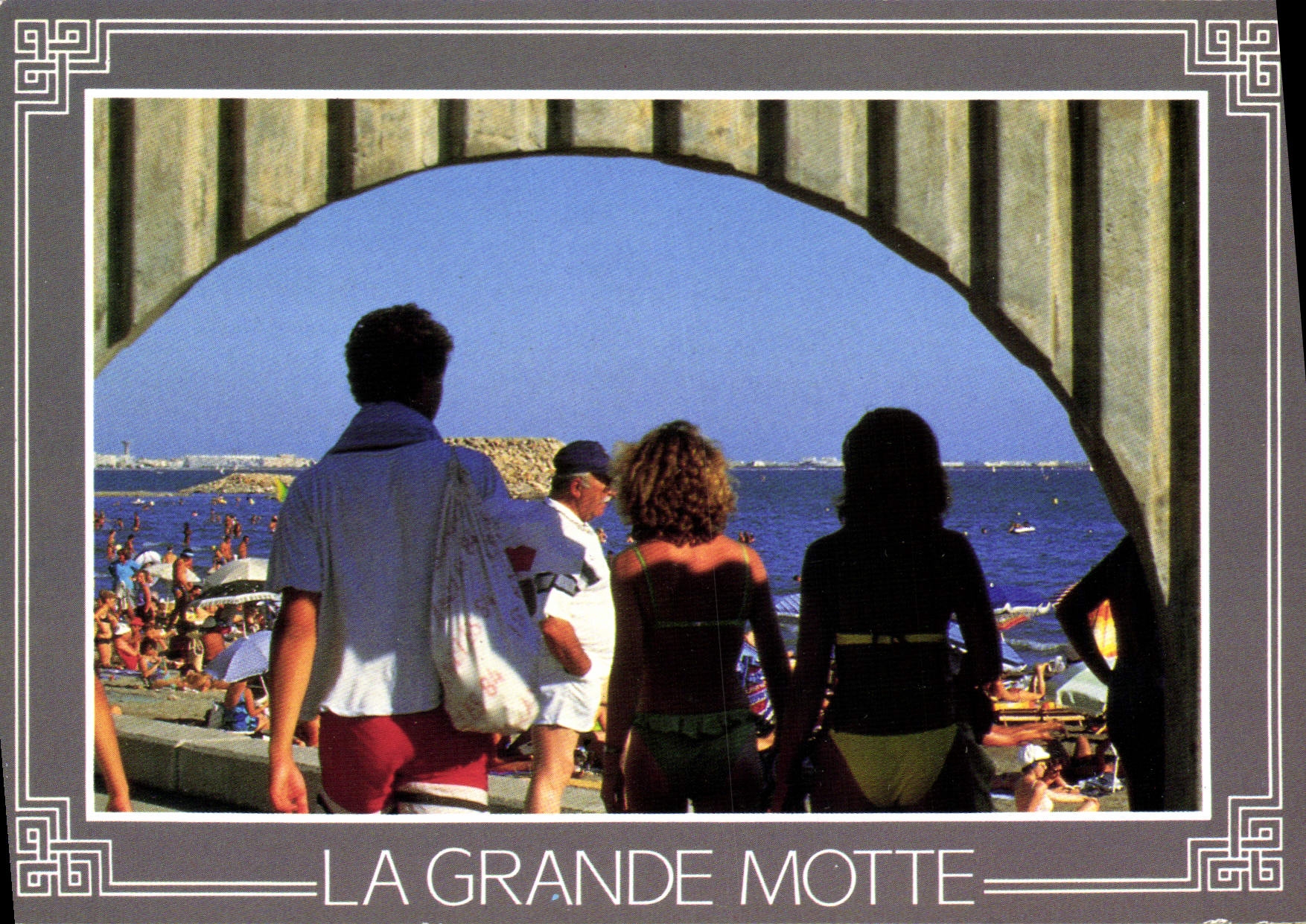 La Grande Motte — Aussicht von der Strandpromenade von einem Bogen — Editions de la Plaine