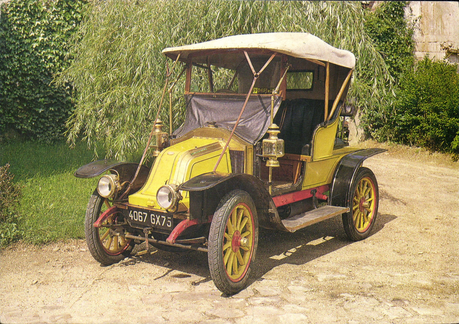 Renault 8 chevaux 1906 — Photo PIX — Édité par le Comité National de l'Enfance, 51 avenue Franklin-D.-Roosevelt, 75008 Paris