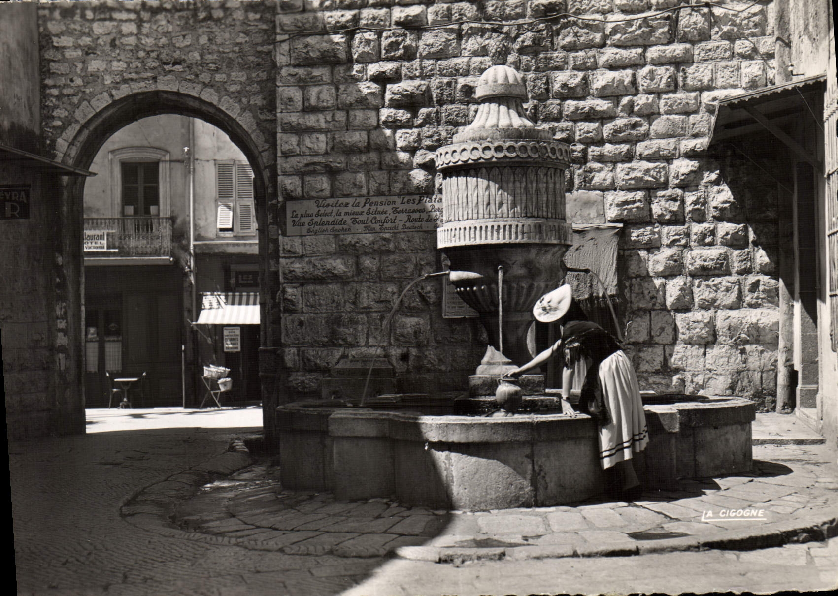 Fontaine et porte du Peyra — Vence (Alpes-Maritimes) — Édit. « La Cigogne » de Milo Leconte