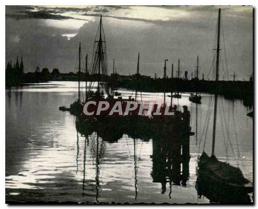 CPM Ostende Crepuscule sur le Port Bateaux de peche