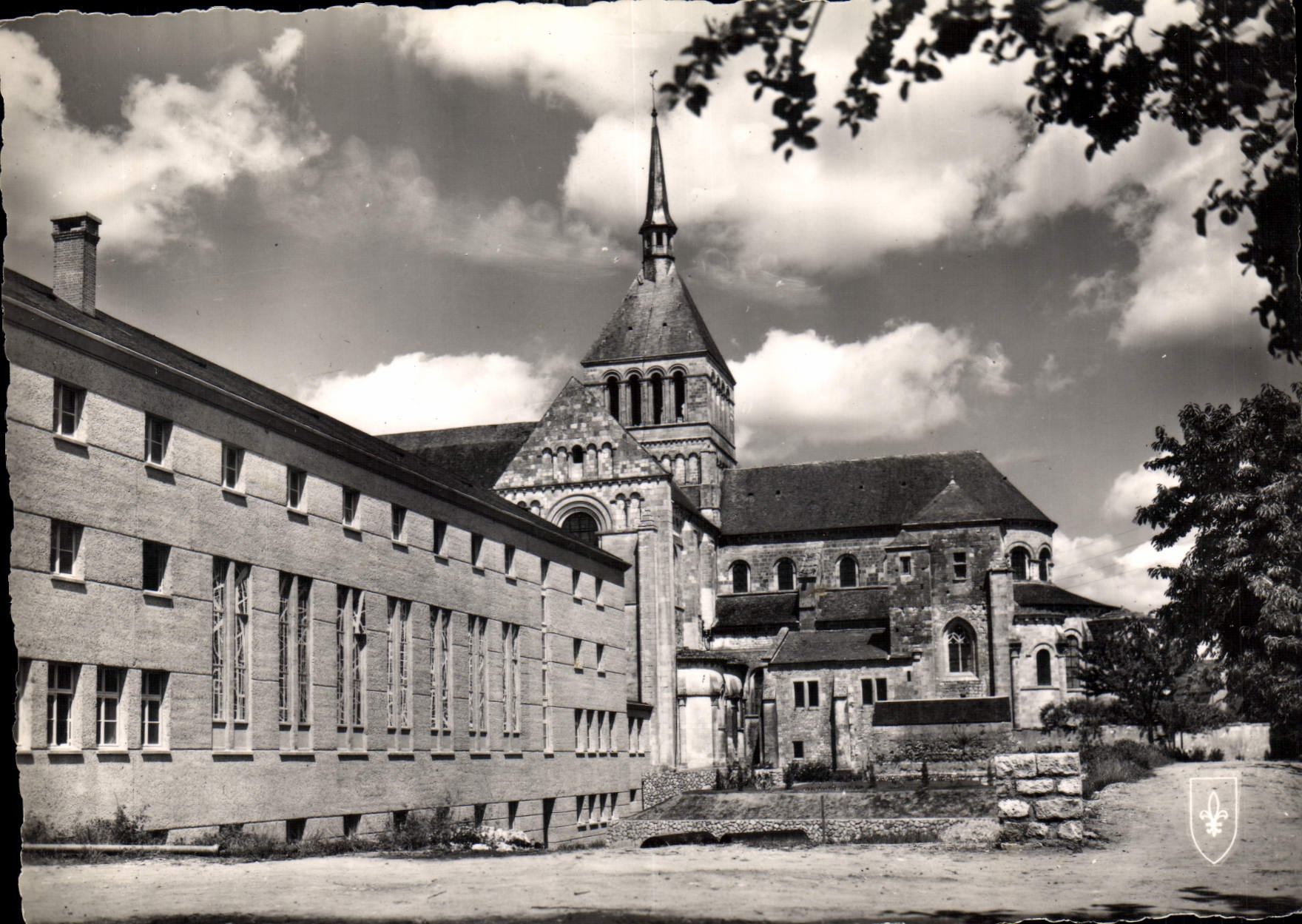 CPM Basilique de Saint Benoit sur Loire le Chevet et la Nouvelle Abbaye 