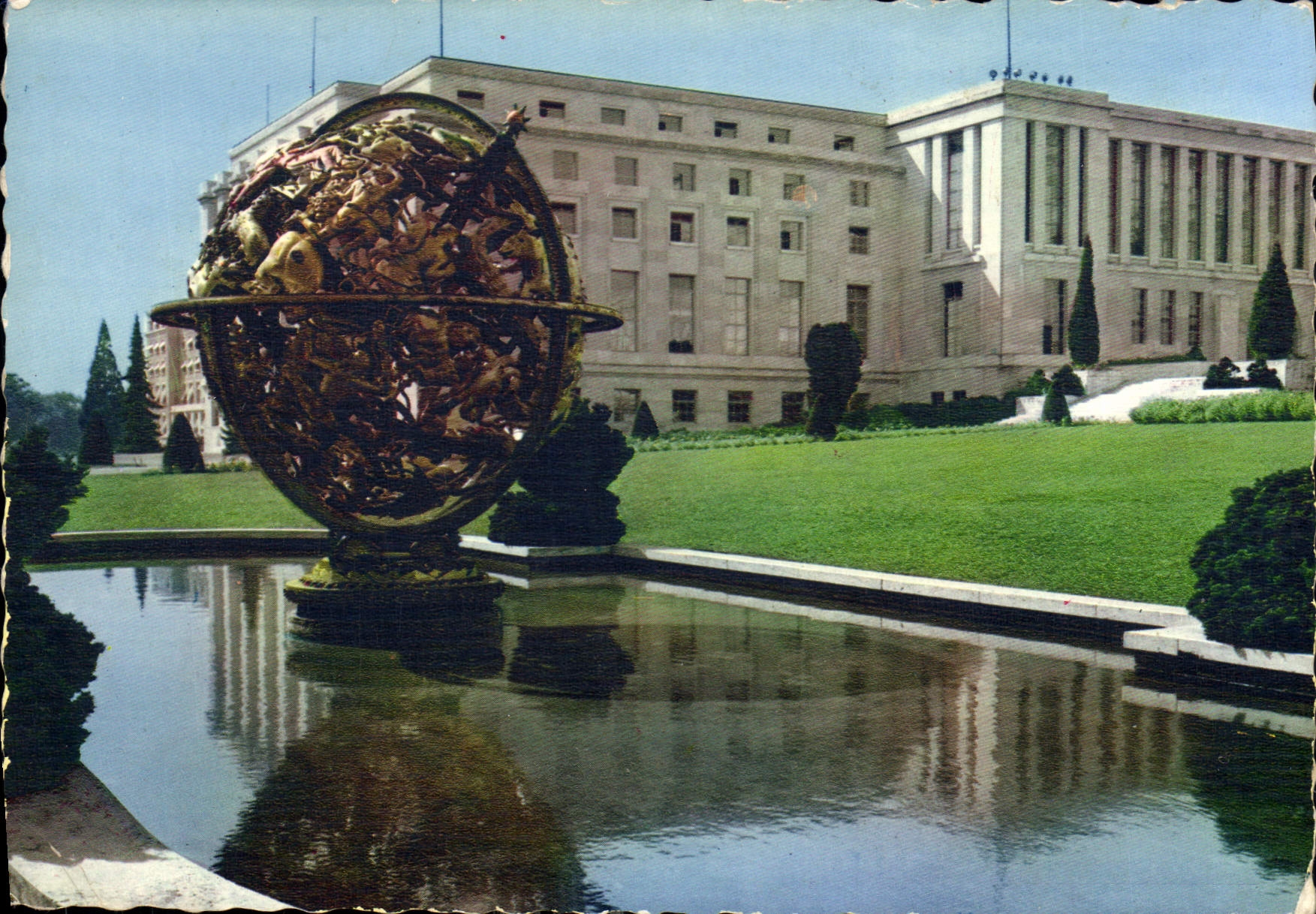 CPM Geneve Palais des Nations Cour d'Honneur Eatiment des Conseils Sphere Armillaire offerte par la 
