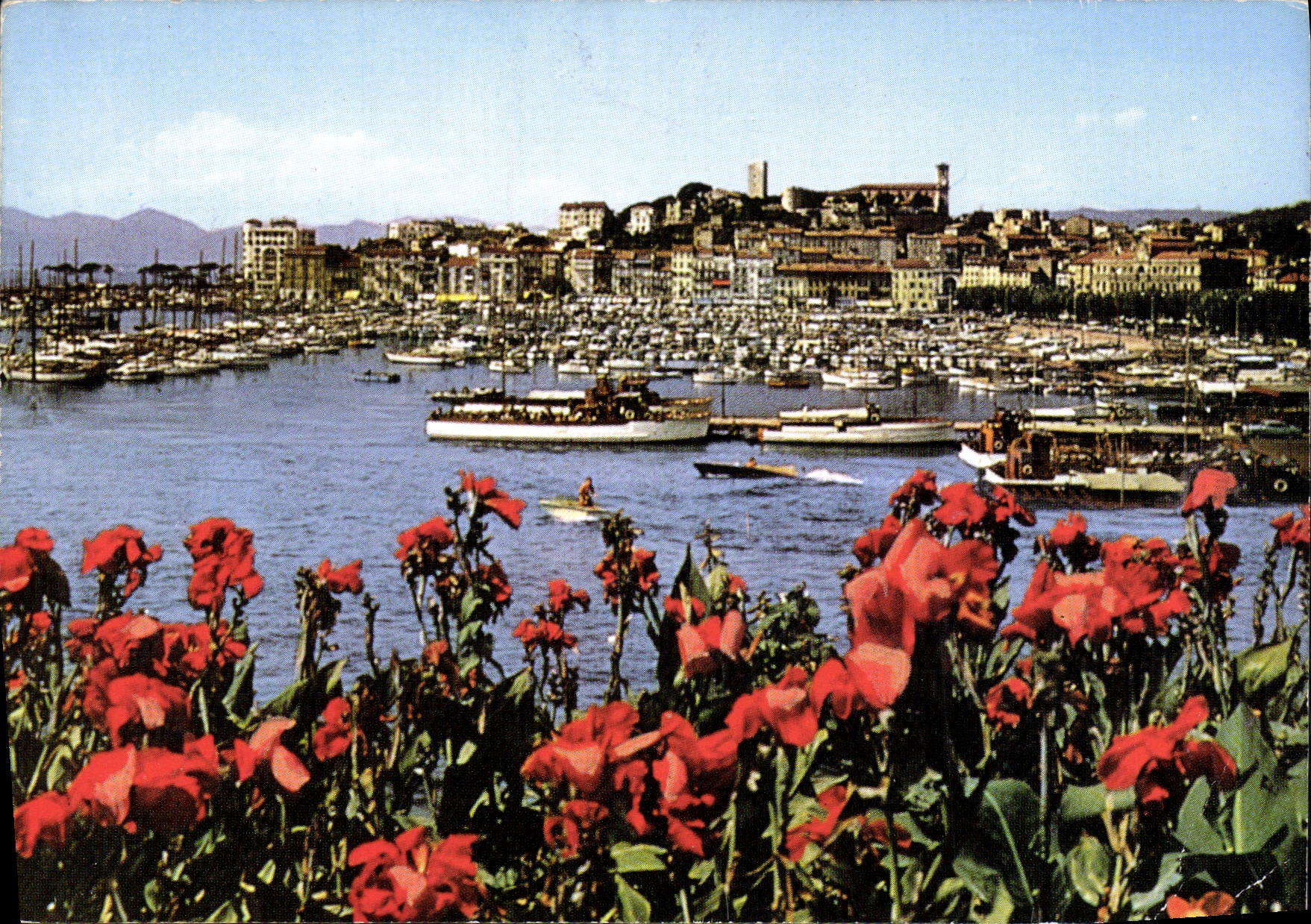 Cannes — Vue générale sur le Suquet et un coin du Port — Éditions d'Art Montillet, n°217