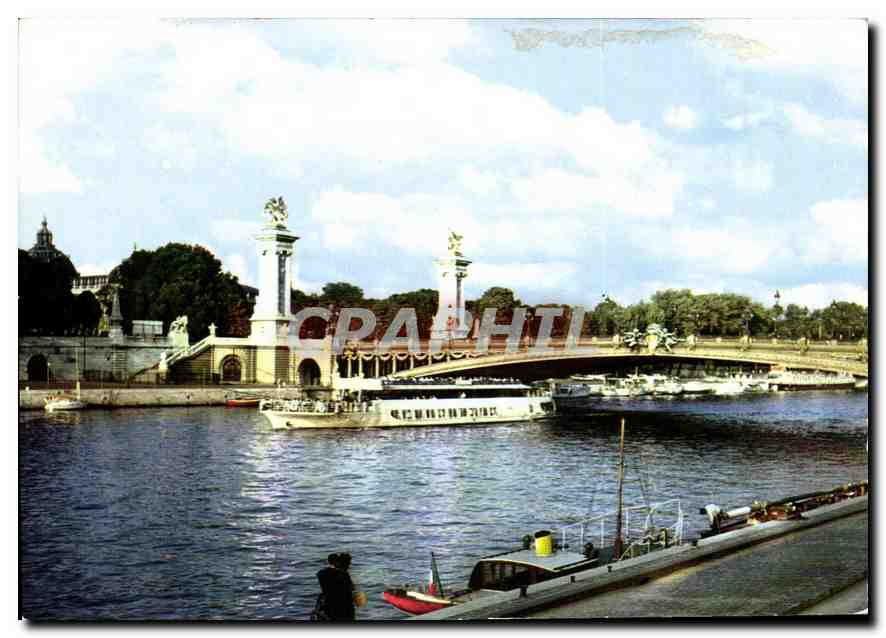 CPM Paris le Pont Alexandre III et le Bateau Mouche Parisien 