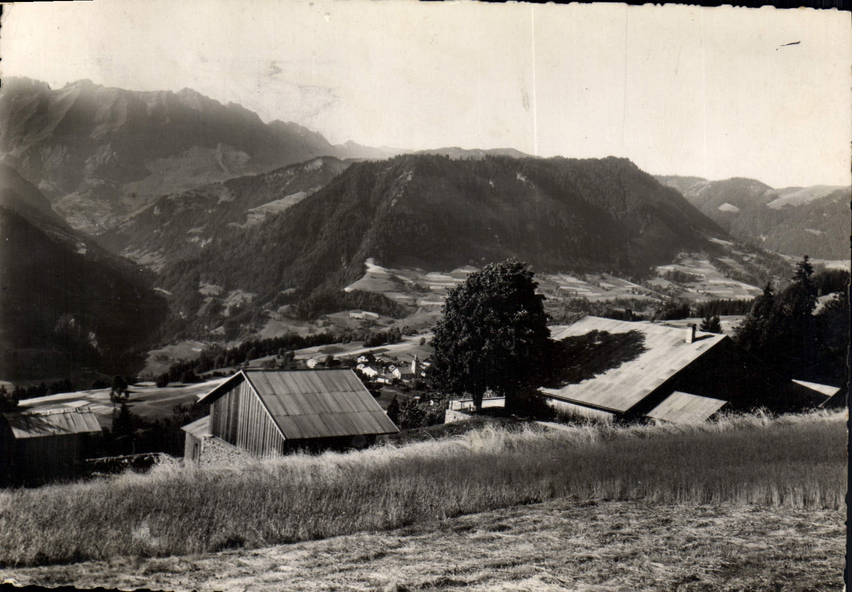 Notre-Dame-de-Bellecombe — 1134 m, et la Porte des Aravis — Photo R. Bertin, Albertville