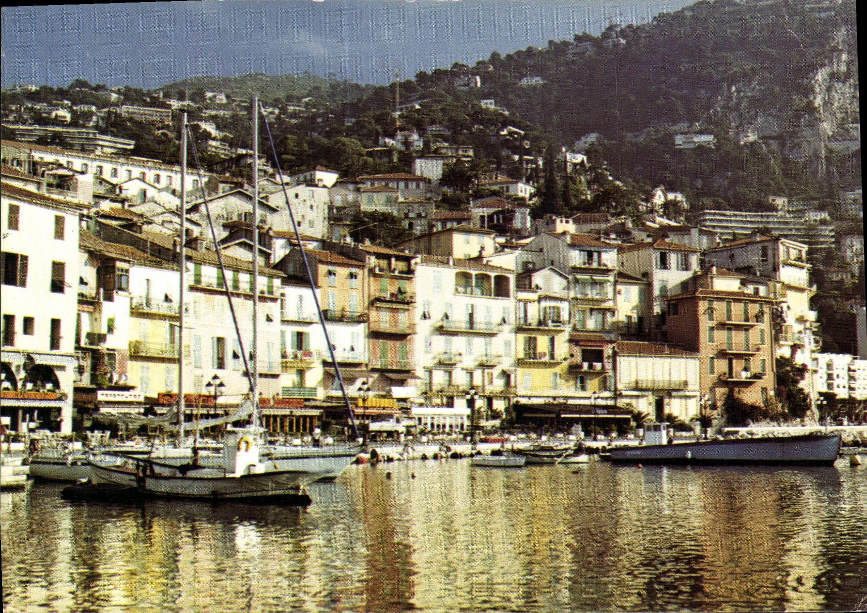 Villefranche-sur-Mer — Le Quai Amiral Courbet se reflète dans l'eau du port — ELBE éditions, n°06