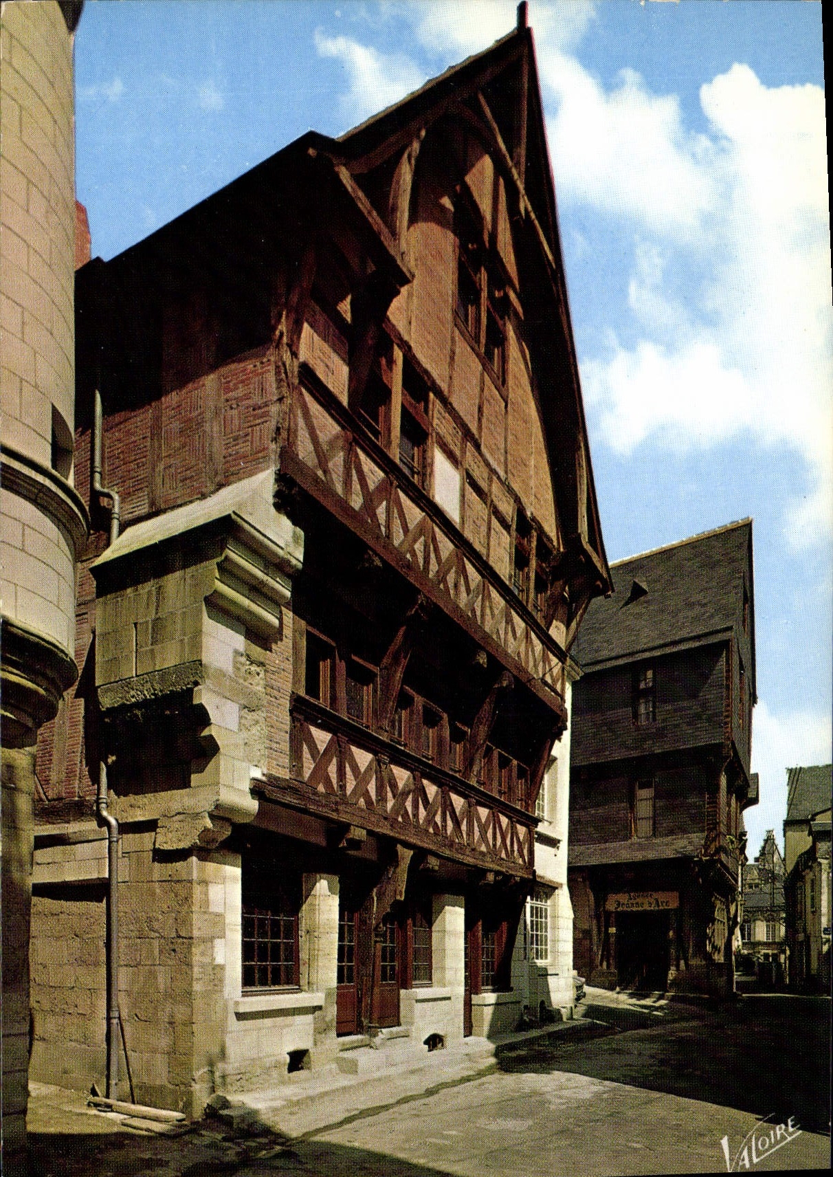 CPM Les Merveilles du Val de Loire Chinon Indre et Loire la vieille ville la Maison rouge 