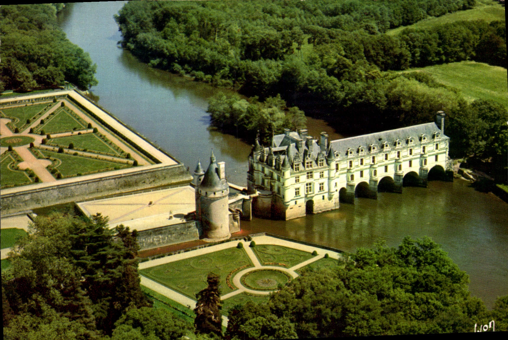 CPM Couleurs et Lumiere de France le Chateau de Chenonceaux Indre et Lore et le Cher Vue aerienne 