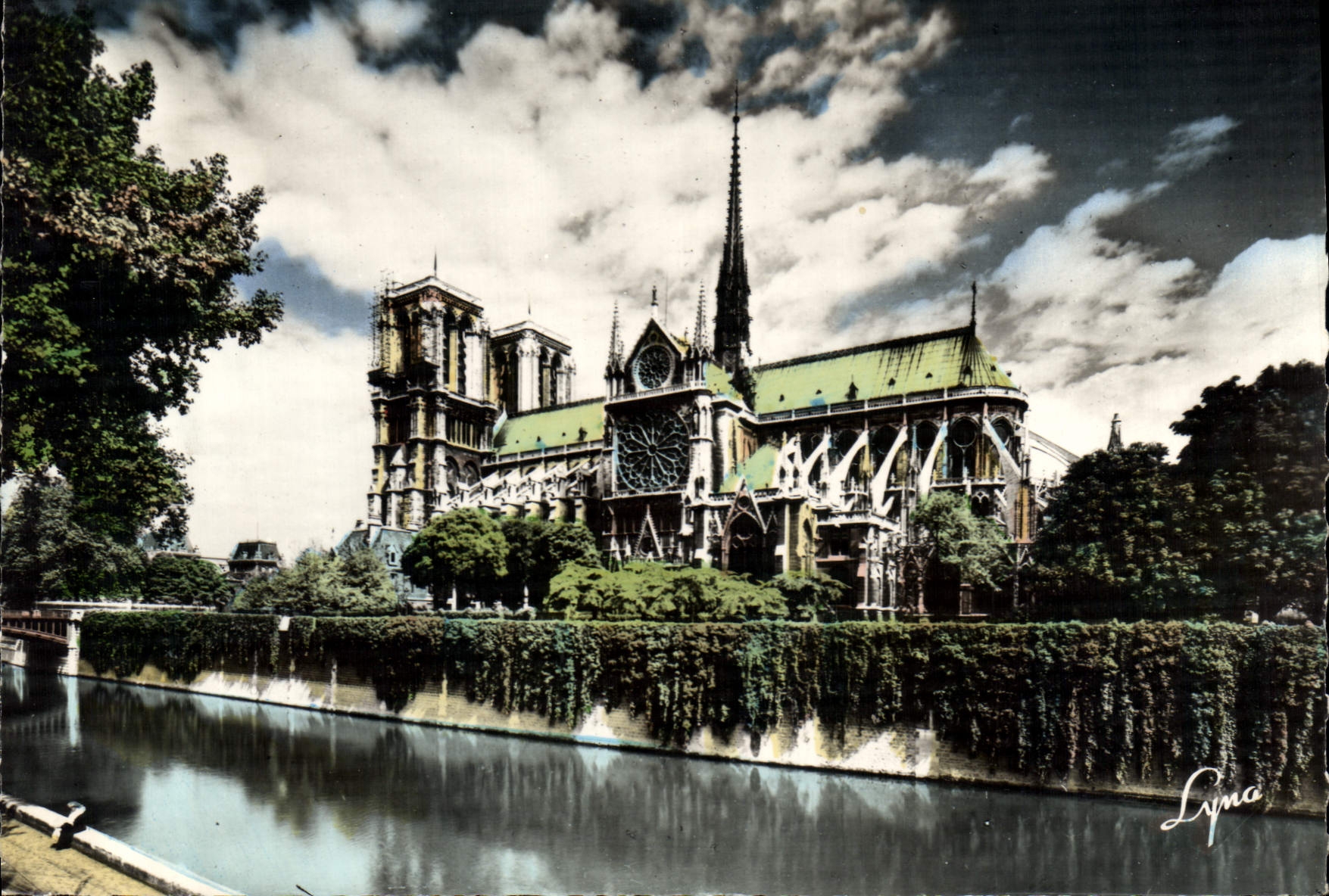 CPM Paris La Cathedrale Notre Dame et le Square de l'Eveche 