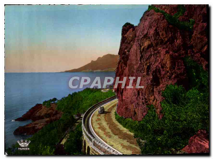 CPM La Cote d'Azur La Corniche d'Or La route du bord de mer entre Theoule et le Trayas dans le fond 