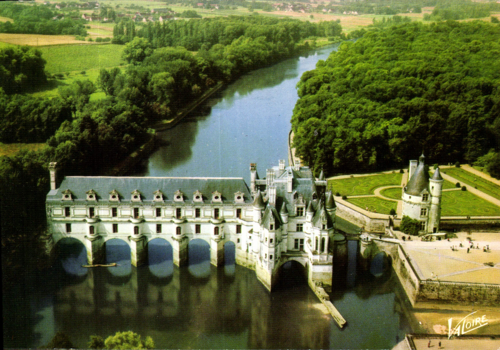 CPA Chenonceaux Indre et Loire Vue aerienne du Chateau 