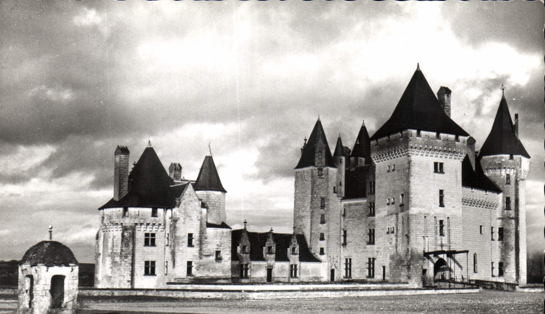 CPA En Touraine Au Pays de Rabelais Le Chateau du Coudray Montpensier 