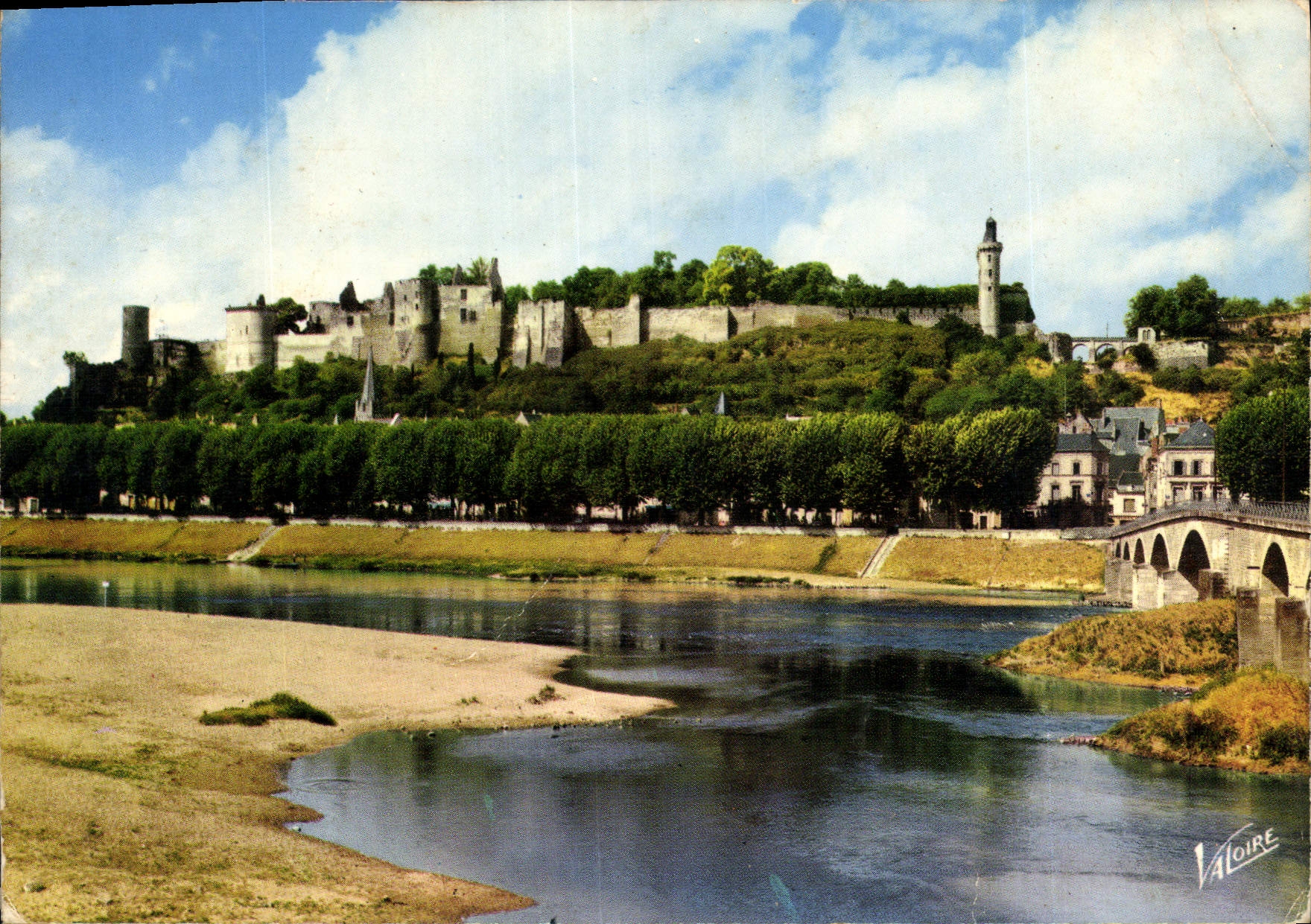 CPA Chinon Indre et Loire Le chateau dominant la Vienne 